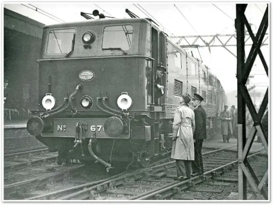  ?? AEI. ?? The prototype 1,500V DC locomotive built by the London & North Eastern Railway in 1941, undergoing trials on the Manchester South Junction & Altrincham route.