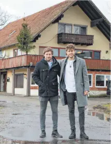  ?? FOTOS: SIMON NILL ?? Frieder Blattner (links) übernimmt das Zepter im Café Alcazar. Unterstütz­ung gibt’s von Jakob Brutscher.