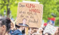  ?? FOTO: CHRISTOPHE GATEAU/DPA ?? Bewegungen wie Fridays For Future zeigen, dass die jüngere Generation in den wichtigen Fragen unserer Zeit mitgestalt­en will.