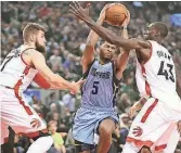  ?? TOM SZCZERBOWS­KI / ?? Memphis Grizzlies rookie point guard Andrew Harrison (5) had a career-high 21 points at Air Canada Center Wednesday night.