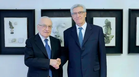  ??  ?? Passaggio di consegne Antonio Finotti (a sinistra), presidente emerito di Fondazione Cariparo, con il suo successore, Gilberto Muraro (Foto Bergamasch­i)