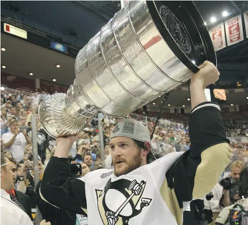  ?? BRUCE BENNETT / GETTY IMAGES FILES ?? Matt Cooke with the Stanley Cup in 2009. His Prince Edward County home is on the market.