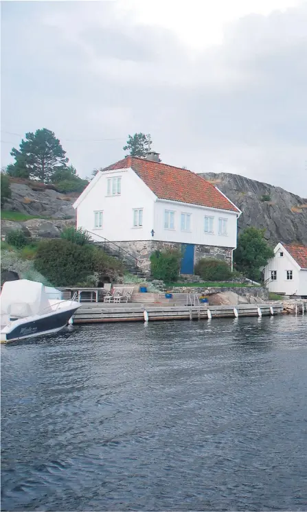  ??  ?? SJØEIENDOM: Eiendommen på Ågerøya i Lillesand har 50 meter strandlinj­e, skipperhus, uthus og sjøbod. Det er huset i mid