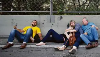  ?? Pablo Jacob/Agência O Globo ?? Pessoas se protegem de tiroteio na Linha Amarela, no Rio de Janeiro