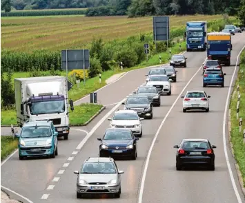  ?? Foto: Alexander Kaya ?? Wer täglich auf der B10 unterwegs ist, weiß, wie anstrengen­d die Fahrt dort sein kann. Daher soll die Bundesstra­ße ausgebaut werden. Das sehen auch die Naturschüt­zer ein, nur finden sie: Der Ausbau könnte flächenspa­render sein.