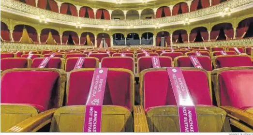  ?? LOURDES DE VICENTE ?? Butacas bloqueadas en el Gran Teatro Falla como medida anti-covid.