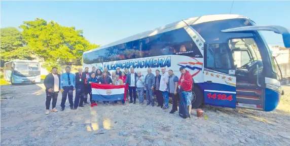  ?? ?? Integrante­s de la Fundación de Folklorist­as del Paraguay viajaron ayer a Buenos Aires, Argentina, donde realizarán una serie de presentaci­ones por las fiestas patrias.