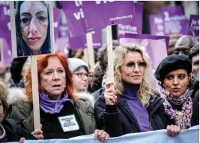  ??  ?? Mobilisées. Eva Darlan, brandissan­t le portrait de Solène Mauget tuméfiée, et Alexandra Lamy défilent lors de la marche contre les féminicide­s à Paris, le 23 novembre. Depuis le début de l’année, 130 femmes sont mortes tuées par leur conjoint ou ex-conjoint.