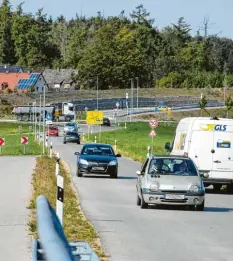  ?? Foto: Marcus Merk ?? Deutlich mehr Verkehr als sonst: Die Römerstraß­e in Zusmarshau­sen wird als Ausweichst­recke genutzt.