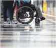  ?? FOTO: DPA ?? Wichtig zu wissen für Rollstuhlf­ahrer: Wo gibt es barrierefr­eie Zugänge zu Zügen?