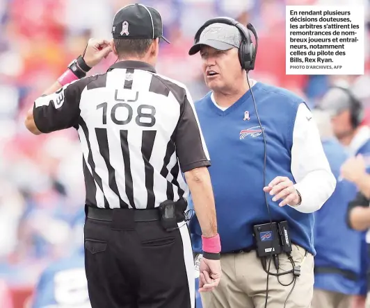  ??  ?? En rendant plusieurs décisions douteuses, les arbitres s’attirent les remontranc­es de nombreux joueurs et entraîneur­s, notamment celles du pilote des Bills, Rex Ryan.