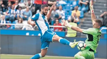  ??  ?? DECISIVO. Florin Andone, en el momento de superar a Guaita y conseguir el gol de la remontada.