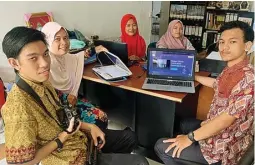  ?? HANAA SEPTIANA / JAWA POS ?? TERPANGGIL KARENA ANAK: Lili Musyafaah (dua dari kiri) bersama empat anggota tim Cyber School Down Syndrome QIS.