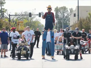  ?? Dana Guthrie/the Saline Courier ?? During the 2018 Coffin Races, put on by the city of Benton, coffins line up for a heat during the race. This year’s race will be held after Old-fashioned Day, Oct. 12 in Downtown Benton.