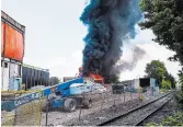  ?? BARY GRAY THE HAMILTON SPECTATOR ?? Thick black smoke erupts from a fire at the former Mr. Used on Barton Street East.