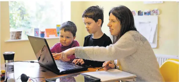  ?? FOTO: OLI SCARFF/AFP ?? Der Unterricht zuhause ist für Schüler derzeit Alltag. Neben der Online Schule Saar bietet auch die ARD ein großes Bildungsan­gebot im Internet an.