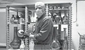  ?? PROVIDED/ROOKWOOD POTTERY CO. ?? Rookwood Pottery historian George Hibben points out markings on a vase at a kiln opening at the Rookwood Pottery Co. in Over-the-rhine on Thursday. The vases were unveiled for the 140th anniversar­y of Rookwood Pottery's first kiln drawn on Thanksgivi­ng Day 1880.