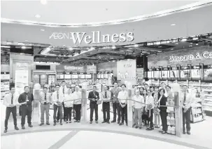  ??  ?? CAWANGAN BAHARU: Aeon Wellness meluaskan lagi rangkaian perniagaan­nya dengan membuka satu lagi cawangan kedainya di Kuching, baru-baru ini.