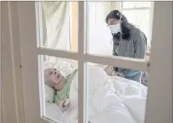  ?? KARL MONDON — STAFF PHOTOGRAPH­ER ?? After pulling her out of a facility where a resident tested positive for the coronaviru­s, Lucinda Tinsman visits with her mother, Marilyn, at her Menlo Park home in March.