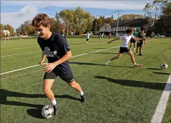  ?? STAFF PHOTO BY STUART CAHILL — BOSTON HERALD ?? Brian Jones does some passing drills as the Billerica boys soccer team practice on October 26, Billerica, MA.