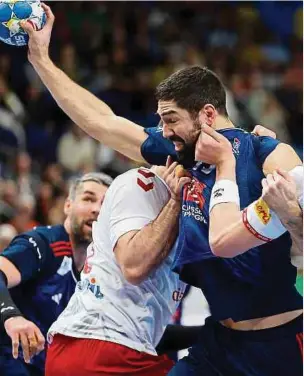  ?? Foto: AFP ?? Bei der EM in Deutschlan­d hat die Schweizer Defensive viel Mühe mit Nikola Karabatic.