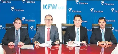  ??  ?? LIDERAZGO. Ejecutivos de Banco Ficohsa y la DEG participar­on en la firma del préstamo subordinad­o.