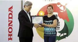  ??  ?? Honda Philippine­s president Susumu Mitsuishi hands over a plaque of appreciati­on to Davao City Mayor and road safety advocate Sara Duterte