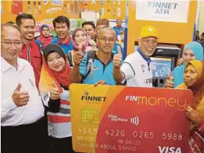  ?? [FOTO AHMAD IRHAM MOHD NOOR/BH] ?? Shahrir ketika prapelanca­ran Finnet ATM sempena sambutan Hari Peneroka di Dataran Putra, Putrajaya, semalam.