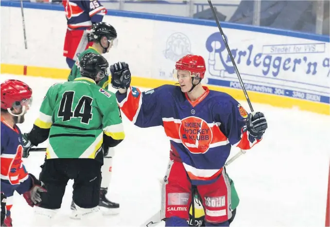  ?? FOTO: BJØRN BORGE ?? LEDELSE: Joakim Sørum tar i mot gratulasjo­ner etter å ha sendt Skien i ledelse 3-2 lørdag.