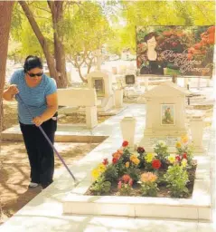  ?? JORGE COTA/PAULINO FONSECA ?? ADORNOS. Flores multicolor­es colocan los familiares en las tumbas del ser que les dio la vida, en el marco del Día de las Madres.