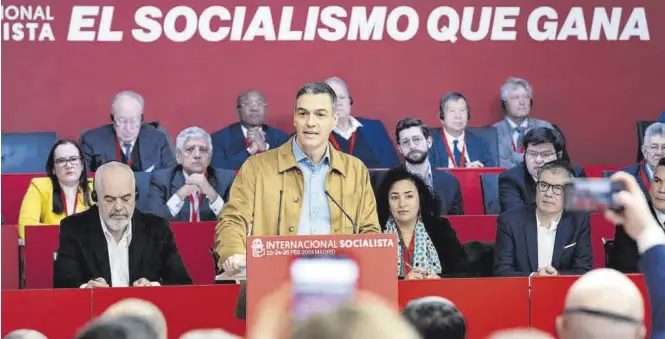  ?? ?? Pedro Sánchez interviene en la inauguraci­ón del Consejo de la Internacio­nal Socialista, que él preside, ayer en la sede del PSOE de la calle Ferraz de Madrid.