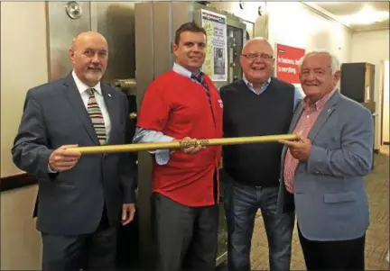  ?? NICHOLAS BUONANNO — NBUONANNO@TROYRECORD.COM ?? Officials from KeyBank on 3rd Street in Troy received this year’s Golden Stickball Bat award for their fundraisin­g efforts for Joseph’s House and Shelter. From left are Troy Mayor Patrick Madden; Mark Davies, vice president, business banking...