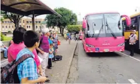  ?? CHRISTOPHE­R CAMACHO ?? Antitos de mediodía los buses volvieron a dar servicio, para alivio de los usuarios.