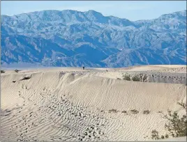  ??  ?? Huge sand dunes at Mesquite Flats attract hikers, sunbathers and families.