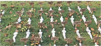  ??  ?? Das Gräberfeld in Thiepval erinnert an die Toten aus dem Ersten Weltkrieg.