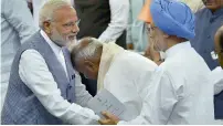  ?? PTI ?? Narendra Modi greets former prime minister Manmohan Singh during the swearing-in ceremony of President Kovind. —