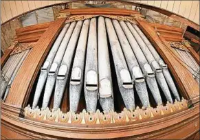  ??  ?? Als Erbauer der Backlbener Orgel ist Hermann Hildebrand­t aus Wiehe genannt. Das Instrument steht unter Denkmalsch­utz.