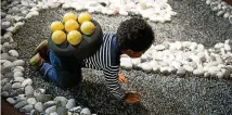  ?? FOTO: EXPERIMENT­A/DPA ?? In einem Museum in Heilbronn übt ein Kind das Krabbeln – mit Plastik-Eiern auf dem Rücken!