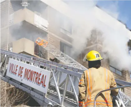  ?? ALLEN MCINNIS ?? Firefighte­rs respond Sunday morning to a blaze at Habitation­s Angers, a seniors residence in the Sud-ouest borough. One person died.