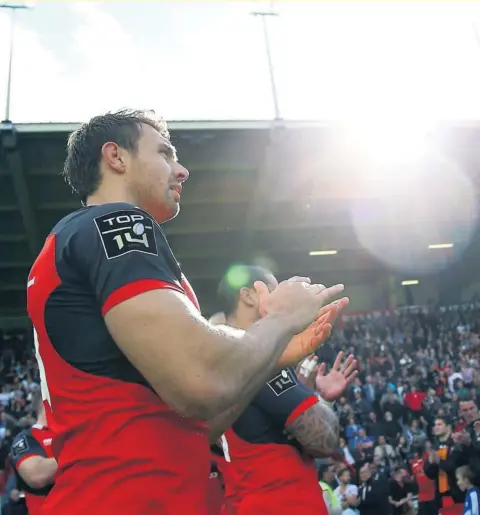  ??  ?? Clerc a marqué l’histoire du Stade toulousain (à gauche). Consultant pour France TV (en haut, à droite), il intervient sur les matchs du XV de France, lui qui compte 67 sélections pour 34 essais (en bas, à droite).