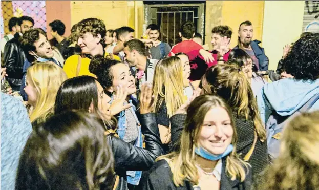  ?? CÉSAR RANGEL ?? Festa al carrer Verdi. A mesura que la Guàrdia Urbana desallotja­va les places de Gràcia, el carrer Verdi es va convertir en un inquietant punt de trobada