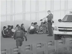  ??  ?? Sueño frustrado. Pese a sus esfuerzos para llegar a EU, unos 25 migrantes fueron detenidos tras ingresar ilegalment­e a ese país desde Tijuana.