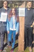  ?? FOTO: STADT ?? Einen Öko-Pfad haben Schüler der Fritz-Erler-Schule mit Dieter Schaaf (rechts) aufgestell­t.