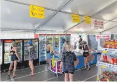  ?? FOTO: LINDA SEISS ?? Sehr überschaub­ar ist der festivalei­gene Shop, den es 2022 gibt. Die Bedürfniss­e der Besucher deckt er wohl kaum.