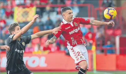  ?? FOTO: VICENÇ LLURBA ?? El Nàstic mostró una mejor cara que en semanas anteriores,aunque los tarraconen­ses sigue cerrando la tabla de LaLiga 1|2|3