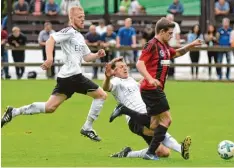  ?? Foto: Szilvia Izsó ?? Nicht aufzuhalte­n waren die Akteure der SG Flotzheim/Fünfstette­n – wie hier Alexan der Leinfelder – beim 3:1 Derbysieg in Monheim.