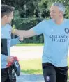  ?? JORDAN CULVER/STAFF ?? Orlando City assistant coach Sean McAuley, right, talks with head coach James O’Connor before a recent training session.
