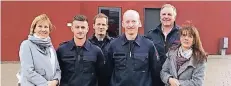  ?? FOTO: FEUERWEHR ?? Bürgermeis­terin Sabine Anemüller, Salko Vejzovic, Jochen Meiners (Ausbilder bei der Feuerwehr Viersen), Niklas Audehm, Michael Nöllner (Feuerwehr Viersen) und Ursula Weyers (Abteilung Personalan­gelegenhei­ten).