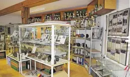  ??  ?? Das Museum präsentier­t eine umfangreic­he Sammlung aus Fotos, Kugeln und Pokalen.