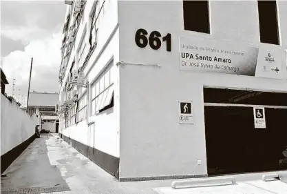  ?? Fabio Pagotto - 4.abr.18/folhapress ?? Fachada da UPA (Unidade de Pronto Atendiment­o) Santo Amaro, na zona sul de São Paulo, que não conta com atendiment­o odontológi­co; capital já perdeu 108 dentistas de janeiro de 2016 até junho deste ano